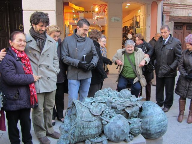 Una escultura de Noguero homenajea a las hortelanas de Barbastro