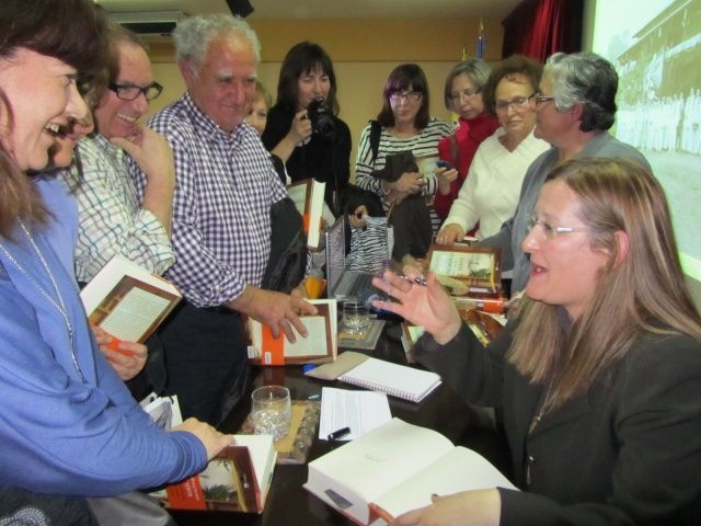 Gran acogida de la novela ‘Palmeras en la nieve’ de Luz Gabás en su Monzón natal