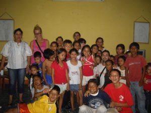 Los cooperantes con los niños nicaragüenses. Foto S.E.