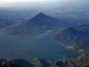 El fuerte viento hace que el recorrido en lancha del lago Atitlán se convierta en toda una aventura.
