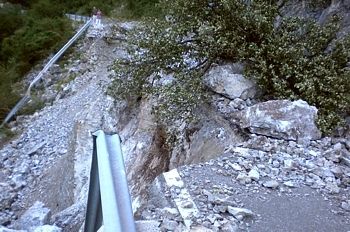 Comienzan las obras de emergencia en la carretera A-137, una vez superada Salvatierra de Escá, en dirección al Roncal