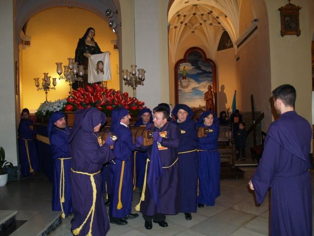 El cese de la lluvia permite la salida de la procesión del Santo Encuentro de Barbastro