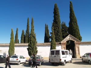 Entrada al cementerio de Barbastro.