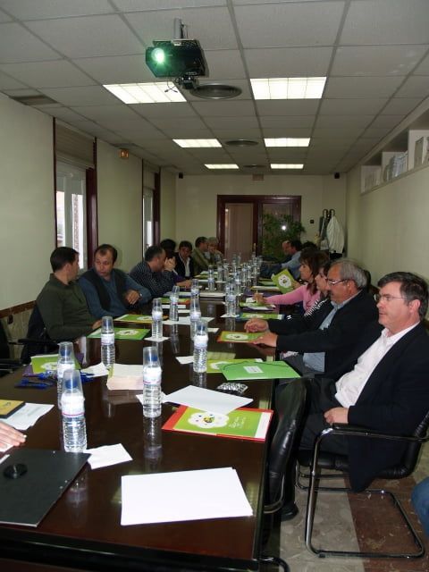 Los alcaldes de los distintos municipios que conforman la Comarca de Somontano, reunidos ayer.