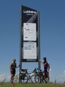 Los ciclistas junto al cartel de La Molina. Foto: Pedro Solana.