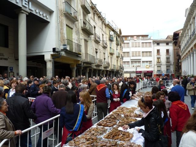 Voluntarios repartirán más de 10.000 crespillos en la plaza del Mercado de Barbastro