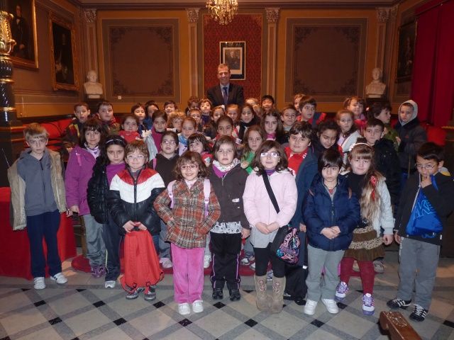 Alumnos de La Merced visitan el Ayuntamiento de Barbastroy entrevistan al Alcalde