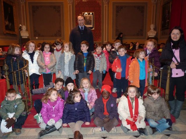 Los alumnos de 2º de Infantil del Pedro I visitan el Ayuntamiento de Barbastro
