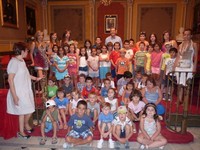 Los niños de la Ludoteca visitan el Ayuntamiento de Barbastro