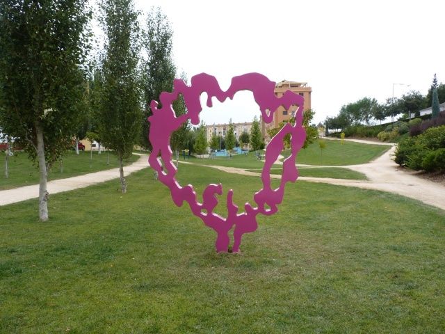 La escultura “Petrol”, un elemento más del parque de La Mina de Barbastro