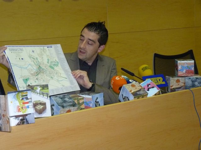 Cubos, postales, nuevos mapas y una página web de información turística de Barbastro