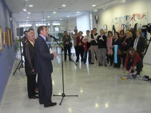 Algunos curiosos y amigos no quisieron perderse la inauguración de la exposición.
