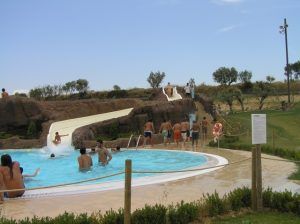 Bañistas en la piscina de Barbastro. Foto S.E.