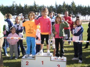 Tres niñas en el podium al terminar el Mini Chistavín. Foto D.L.