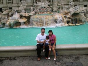José Luis Pascual Guatemala José Luis Pascual posa, junto a su familia, en la Fontana de Trevi americana. Foto: José Luis Pascual.