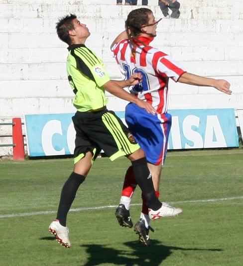 El Barbastro termina humillado y el Monzón no pasa del empate