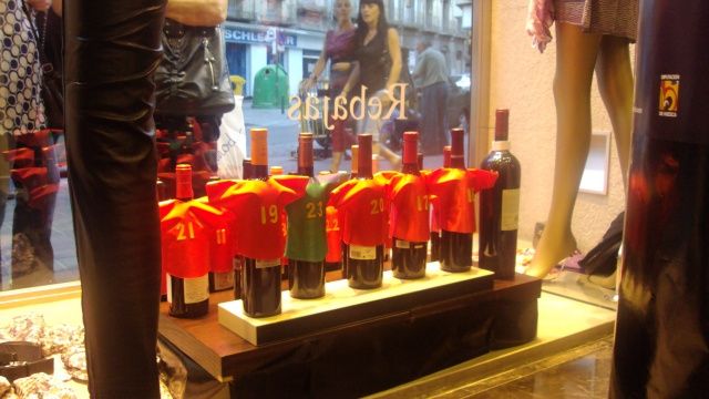 Botellas vestidas de la Selección de España ganan el concurso de escaparates del Festival del Vino Somontano