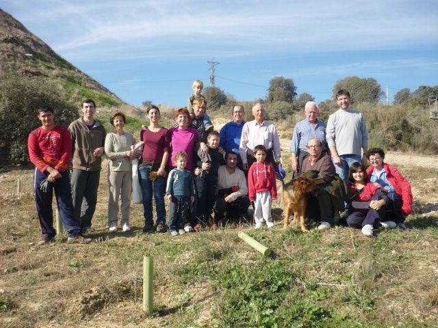 Más de cien árboles plantados en la jornada popular de reforestación