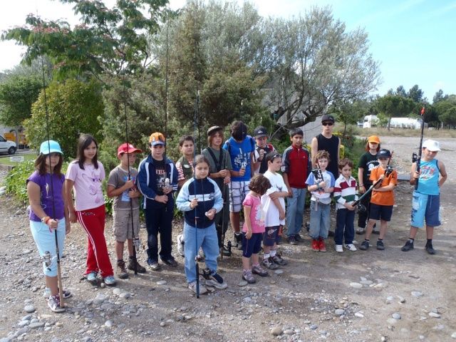 Una veintena de niños se inician en la pesca en El Grado