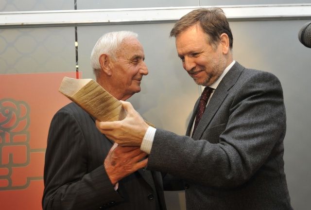 Marcelino Iglesias entrega al fragatino Salvador Montull el ‘premi Ernest Lluch’ 2010 como ejemplo de compromiso social