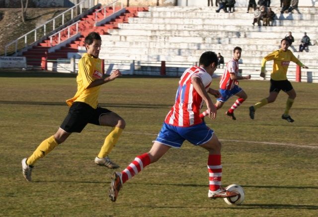 Triunfo cómodo del Barbastro y el Monzón vuelve a atascarse en casa