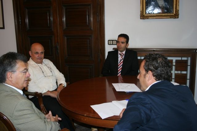 Recepción del alcalde de Monzón a Rodolfo Bernad, presidente de la Confederación de Empresarios de Comercio de Aragón