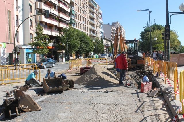 Reparación de un reventón de la tubería de la red de agua junto al Puente Viejo de Monzón
