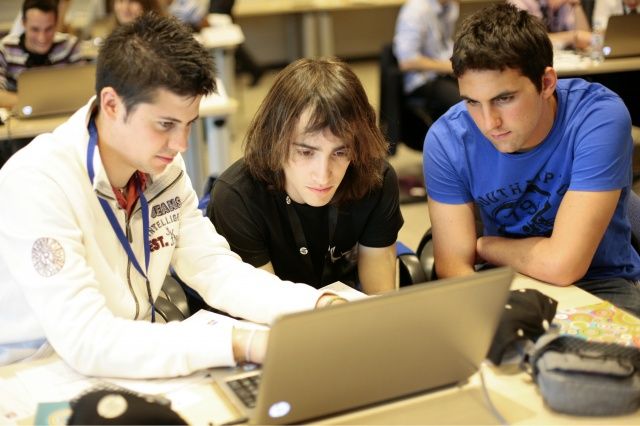 Alumnos del IES Martínez Vargas de Barbastro, premiados en un concurso nacional de simulación de dirección de empresas
