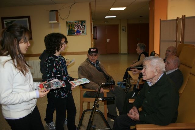Los alumnos de los centros escolares de Monzón felicitan la Navidad a los ancianos de las residencias