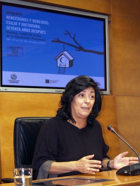 La escritora Almudena Grandes pone el broche de oro al congreso ‘Vencedores y Vencidos: exilio y dictadura. Setenta años después’ ante más de 300 personas
