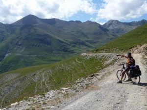 "Suavemente el camino nos eleva hasta el collado de la Portella (2250 m.)". (Pedro Solana).