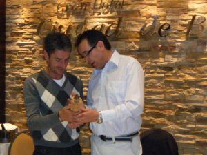 Ramón Román , concejal de deportes del Excmo. Ayto. de Barbastro hizo entrega a Martín Fiz una réplica de la torre de la catedral. Ramón Román , concejal de deportes del Excmo. Ayto. de Barbastro hizo entrega a Martín Fiz una réplica de la torre de la catedral.
