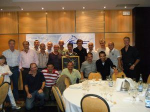 Los corredores veteranos del Club Altetismo Barbastro posan junto al campeón una vez finalizada la cena. Los corredores veteranos del Club Altetismo Barbastro posan junto al campeón una vez finalizada la cena.