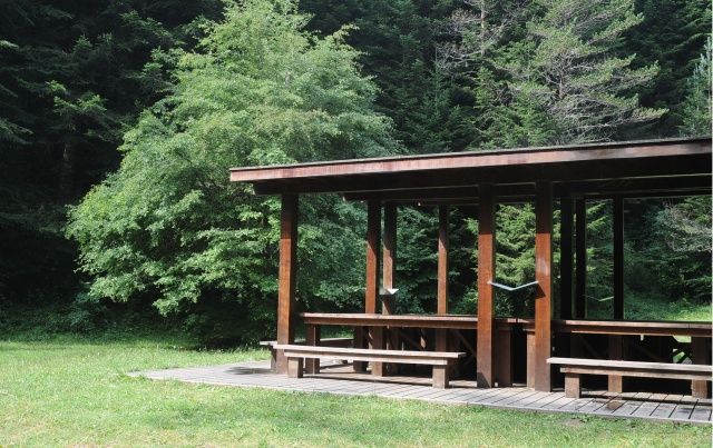 La obra de Siah Armajani, Mesa de picnic para Huesca, 2000, se puede ver mediante la técnica de time-lapse