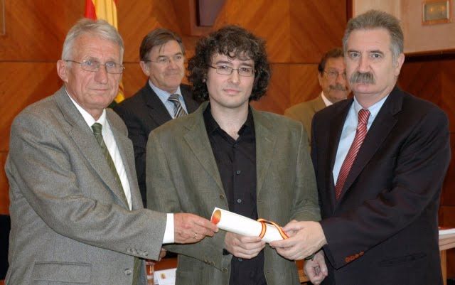 Enrique Sarasa recoge su premio. Enrique Sarasa recoge su premio.