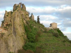 La peña Mota es uno de los rasgos geográficos más inconfundibles de la localidad. La peña Mota es uno de los rasgos geográficos más inconfundibles de la localidad.