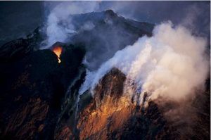 Durante el año 2006 se incrementó la actividad volcánica del Pacaya, permitiendo la creación de muchos ríos de lava que fluyen lentamente desde sus laderas. 