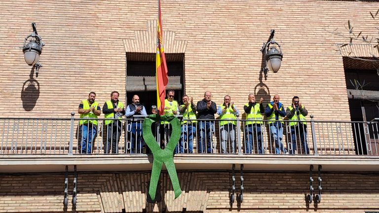 El Ayuntamiento de Barbastro luce el lazo verde en apoyo a los agricultores