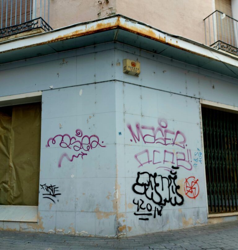 Grafitis guarros Pintadas Barbastro.