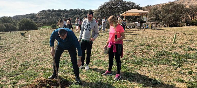 Vecinos de Binéfar celebran el Día del Árbol con una plantación popular Día del Árbol Binéfar