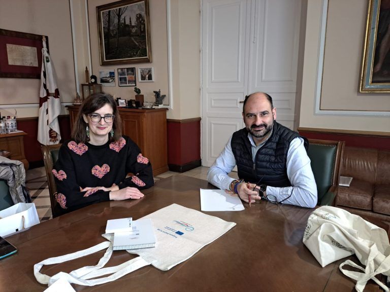 El alcalde de Barbastro se reúne con la directora de la Escuela Oficial de Idiomas Río Vero, que cuenta con más de 200 alumnos Reunión Escuela Idiomas