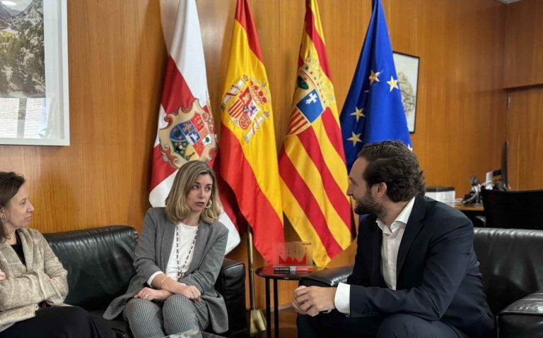 Avanzan los trabajos para redactar el anteproyecto del nuevo instituto de Monzón La consejera y el alcalde de Monzón.