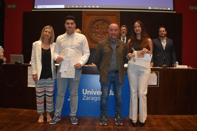 Entrega de los premios ARASEEC a la alumna del IES Hermanos Argensola, Carmen Jiménez, y reconocimiento al profesor Félix Gay IES Hermanos Argensola Premios Araseec