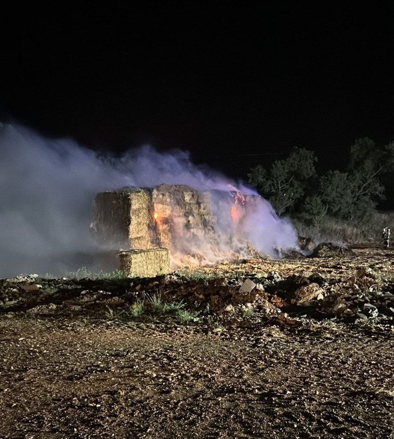 Agricultores de Peralta de Alcofea y Berbegal sofocan un incendio en un pajar Incendio Peralta de Alcofea.
