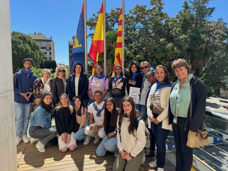 Alumnos de la Isla Reunión visitan el Ayuntamiento de Binéfar Alumnos Islas Reunión Binéfar