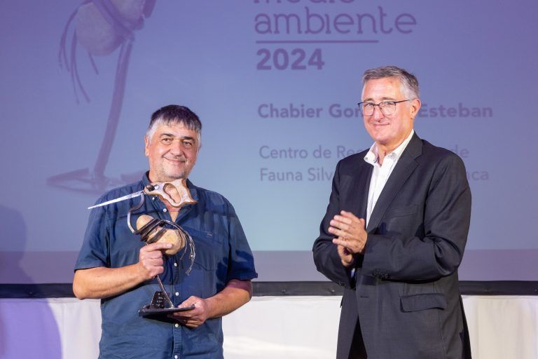 Chabier González Esteban, veterinario de SARGA en el Centro de Recuperación de Fauna Silvestre de La Alfranca, recibe el Premio Aragón Medio Ambiente 2024 SARGA