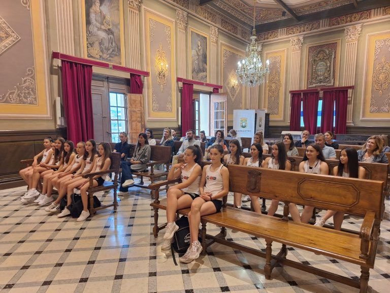 El Ayuntamiento de Barbastro recibe a dos equipos infantiles del Club 2000 antes de su participación en los Juegos Mediterráneos Club 2000 Barbastro