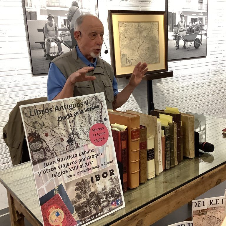 Joaquín Zueras imparte una charla sobre libros antiguos en la Librería Ibor de Barbastro Joaquín Zueras Librería Ibor