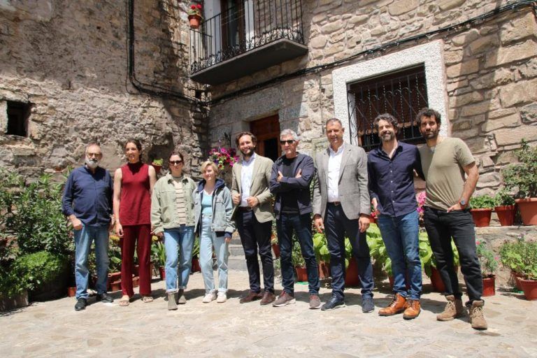 Isaac Claver, presidente de la DPH, visita el rodaje de la película «Parecido a un asesinato» en Siresa rodaje película Siresa