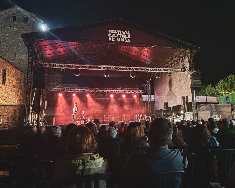 Las tormentas de verano visten un fin de semana memorable en el Festival Castillo de Aínsa Público en el espectáculo de Berna.